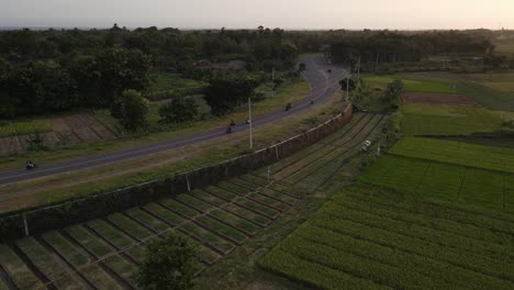 Vista-Aérea,-Puesta-De-Sol-Con-Gran-Carretera-Entre-Sabana