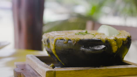 Captura-De-Detalle-De-La-Tradicional-Cazuela-De-Mariscos.