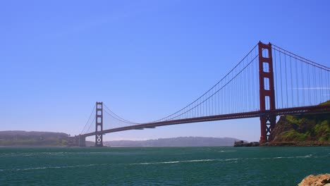 Puente-Golden-Gate-Con-Cielos-Azules-Desde-El-Pacífico,-Natación-En-Aguas-Abiertas.