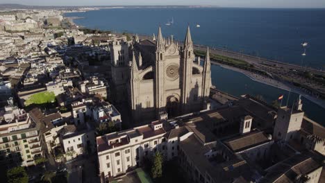 Tracking-Luftaufnahme-Der-Kathedrale-In-Palma,-Mallorca