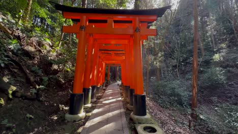 Pasarela-De-Puertas-De-Color-Rojo-Anaranjado-En-El-Fushimi-Inari-Taisha-En-Kioto,-Japón