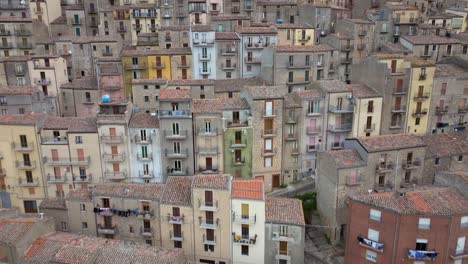 Increíble-Disparo-De-Un-Dron-Sobre-Casas-De-Hormigón-En-El-Hermoso-Pueblo-Siciliano-De-Gangi,-Italia