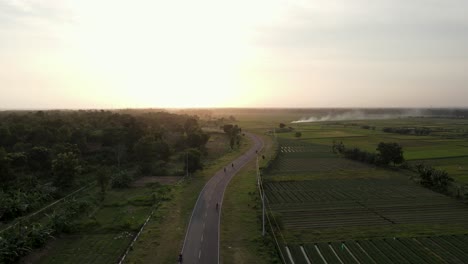 Vista-Aérea,-Puesta-De-Sol-Con-Gran-Carretera-Entre-Sabana