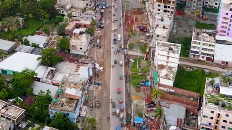 Sobrevolar-La-Carretera-Con-Tráfico-En-La-Ciudad-De-Barisal-De-Bangladesh,-Asia