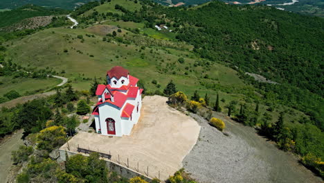 Iglesia-Ortodoxa-En-La-Cima-De-Una-Colina-En-Grecia---Toma-Aérea-De-Drones