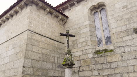 Pequeña-Cruz-De-Madera-En-La-Esquina-De-La-Capilla-O-Castillo-Amurallado-De-Piedra-En-Un-Día-Nublado