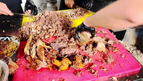 Los-Cocineros-Están-Cortando-Carne-De-Plov-Para-Servir,-Tashkent,-Uzbekistán