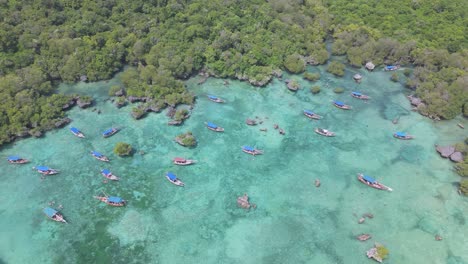 Drohnenflug-über-Boote-In-Der-Idyllischen-Türkisfarbenen-Lagune-Der-Insel-Kwale-In-Sansibar