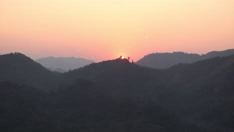 Goldener-Schein-Des-Sonnenuntergangs-über-Den-Gipfeln-Der-Bergstadt-Nong-Khiaw-In-Laos,-Südostasien