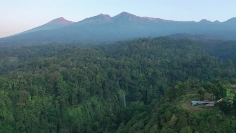 Pueblo-De-Senaru-Debajo-Del-Monte-Rinjani,-Lombok,-Indonesia