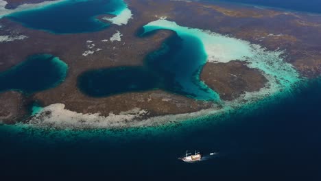 Vista-Aérea-Del-Arrecife-De-Coral-En-Taka-Makassar,-Parque-Nacional-De-Komodo,-Indonesia