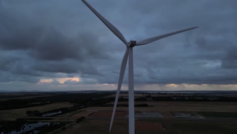 Primer-Plano-De-Un-Drone-De-Una-Turbina-Eólica-Giratoria-En-El-Cielo-Nublado-En-Una-Zona-Rural-De-Australia