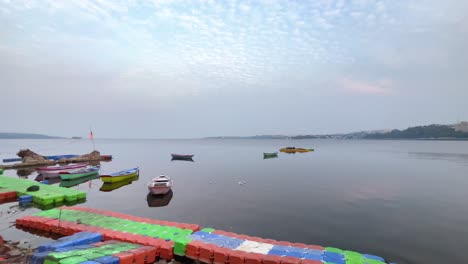 Toma-Panorámica-De-Barcos-Turísticos-En-El-Lago-Superior-De-Bhopal,-Capital-De-Madhya-Pradesh,-India,-Durante-Las-Primeras-Horas-De-La-Mañana.