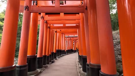 Kyoto,-Japón---Caminando-A-Través-De-Las-Puertas-Torii-Dentro-Del-Santuario-Fushimi-Inari-taisha---Pov