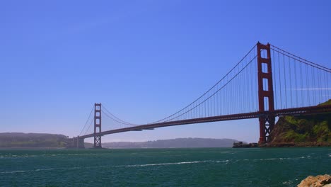 Puente-Golden-Gate-Desde-El-Puerto-Deportivo-De-Horseshoe-Bay-Con-Cielos-Azules,-San-Francisco,-California,-Estados-Unidos