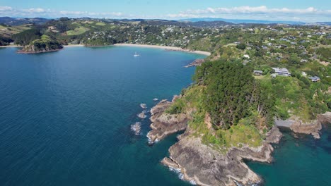 Palm-Beach-And-Mawhitipana-Bay-In-Waiheke-Island,-New-Zealand---Aerial-Drone-Shot