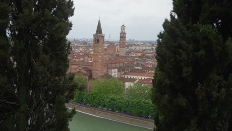 Malerische-Aussicht-Auf-Die-Stadt-Verona-Durch-Einige-Bäume-Der-Burg-San-Pedro