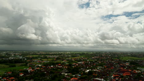 Impending-storm-threatening-Indonesian-tourist-location,-horizon-backdrop