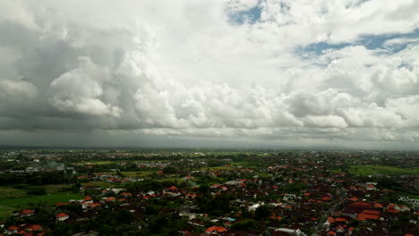 Tormenta-Inminente-Que-Amenaza-La-Ubicación-Turística-De-Indonesia,-Telón-De-Fondo-Del-Horizonte