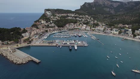 Boats-In-Marina-At-Port-Soller-In-Mallorca,-Spain