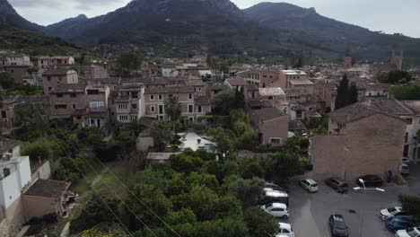 Casas-Y-Barrio-En-Soller,-Mallorca.-Paso-Elevado-Aéreo