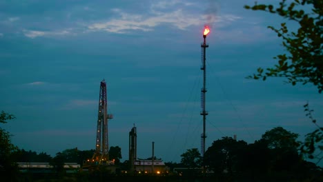 Quema-De-Gas-Asociada-A-La-Quema-De-La-Torre-De-La-Chimenea-De-La-Plataforma-Petrolera-Planta-De-Refinería