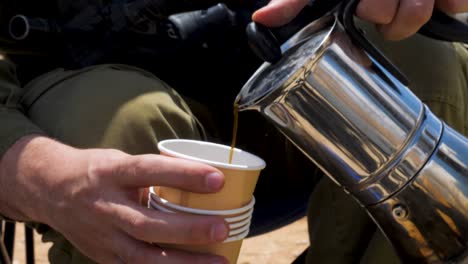 Israelischer-Soldat-Serviert-Heißen-Kaffee-Während-Einer-Pause,-Israel-Hamas-Kriegskonflikt