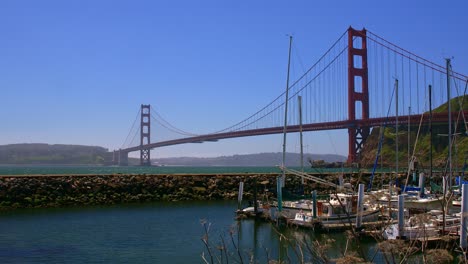 Golden-Gate-Bridge-Mit-Yachten-In-Einem-Yachthafen-Von-Horseshoe-Bay,-In-Der-Nähe-Von-Sausalito,-Kalifornien,-USA