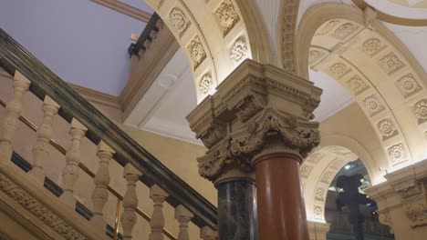 Primer-Plano-Del-Interior-Del-Museo-Nacional-De-Irlanda,-Edificio-De-Arqueología-En-Dublín,-Irlanda