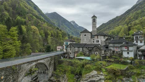Lebendiges,-Im-Herbst-Gefärbtes-Tal-Und-Die-Kapelle-Von-Lavertezzo-Verzasca,-Schweiz