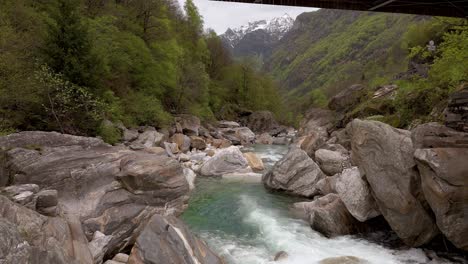 Luftbild-Dolly-Flussabwärts-über-Verwitterten-Glatten-Felsen-In-Verzasca-Schweiz