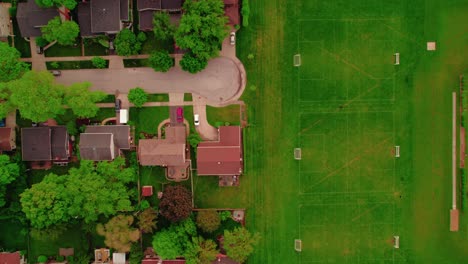 Vista-Elevada-De-Casas-En-Los-Suburbios-De-Chicago-Adyacentes-A-Múltiples-Campos-De-Fútbol.