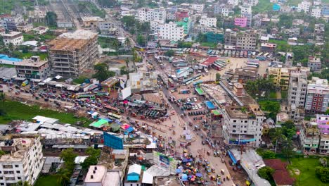 Escena-Concurrida-De-Tráfico-Por-Carretera-Con-Parada-De-Autobús-Rupatoli-En-La-Ciudad-De-Barisal,-Bangladesh