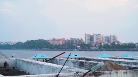 Schwenkaufnahme-Der-Skyline-Von-Bhopal-über-Dem-Oberen-See-Der-Hauptstadt-Von-Madhya-Pradesh-In-Indien-In-Den-Frühen-Morgenstunden