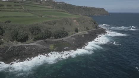 Küstenstraße-Und-Vulkanische-Felsklippen-Von-Santo-Antonio,-Sao-Miguel-Auf-Den-Azoreninseln