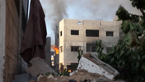 Bombardiertes-Gebäude,-Massives-Feuer-Nach-Raketenangriff,-Explosion-Während-Israel-Bombardiert-Gaza,-Tötet-Palästinenser