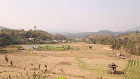 Blick-Auf-Leuchtend-Grüne-Reisterrassenfelder-In-Der-Bergstadt-Nong-Khiaw-In-Laos,-Südostasien