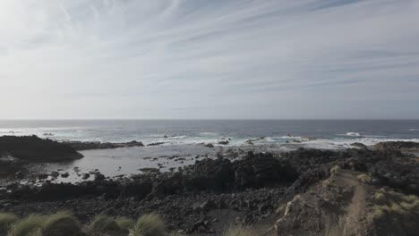 Mosteiros-Escarpados,-Costa-De-Sao-Miguel-Con-Olas-Rompiendo-Contra-Rocas-Volcánicas,-Día-Soleado