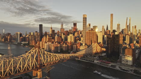 NYC-New-York-Luftaufnahme-V371-Überflug-über-Roosevelt-Island-Mit-Aufnahme-Der-Queensboro-Bridge-Und-Des-Morgensonnenlichts,-Das-Sich-In-Der-Uferlandschaft-Von-Midtown-Manhattan-Spiegelt-–-Aufgenommen-Mit-Mavic-3-Pro-Cine-–-September-2023