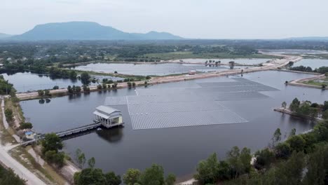 Luftaufnahme-Eines-Riesigen-Solarpanels-Auf-Dem-Wasser-In-Einer-Ländlichen-Gegend,-Schwimmender-Solarpark