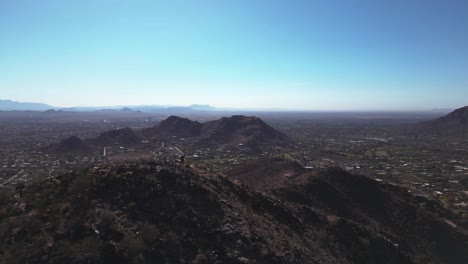 Eine-Weitläufige-Landschaft-Mit-Einer-Bergkette-über-Einem-Riesigen-Stadtgebiet-Mit-Klarem-Blauen-Himmel