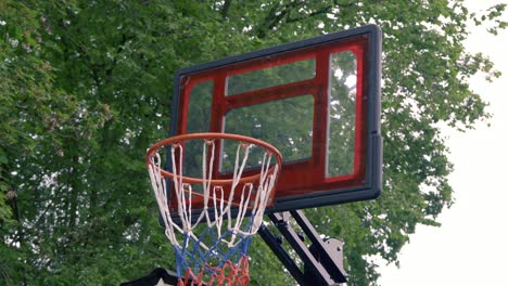 Langsam-Heranzoomen-Aufnahme-Eines-Basketballkorbs,-Einen-Ball-Werfen-Und-Einen-Punkt-Machen