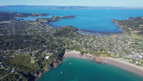 Scenic-Oneroa-Beach-In-Waiheke-Island,-Auckland,-New-Zealand---Aerial-Shot