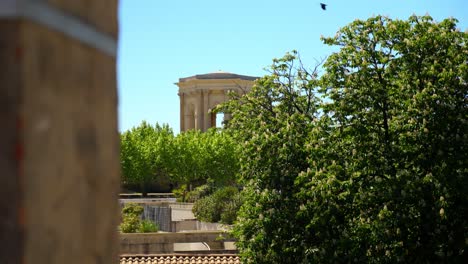 Toma-De-Establecimiento-Lento-De-Un-Arco-De-Piedra-En-El-Jardín-De-Plantas-De-Montpellier.