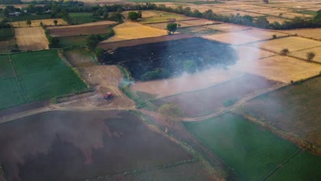 Luftaufnahme-Einer-Drohne-über-Der-Stoppelverbrennung-Von-Resten-Der-Weizenernte,-Die-In-Nordindien-Smog-Und-Starke-Luftverschmutzung-Verursacht