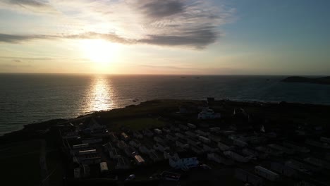 Sonnenuntergang-Am-Wohnwagen-Campingplatz-Treyarnon-Bay-Entlang-Der-Küste-Von-Cornwall-Aus-Einer-Luftaufnahme-Einer-Drohne