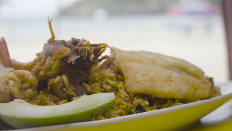 Detalle-De-Arroz-Con-Plato-Tradicional-De-Marisco.