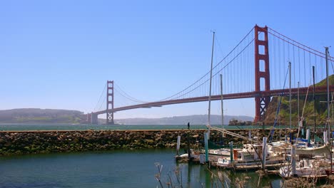 Pacific-Open-Water-Swim-Co-Marina-Con-El-Puente-Golden-Gate-Contra-El-Cielo-Azul,-San-Francisco,-California,-EE.UU.