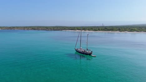 Segelboot-Vor-Anker-Im-Kristallklaren-Und-Türkisfarbenen-Meer-Von-Cabo-Rojo-In-Der-Dominikanischen-Republik