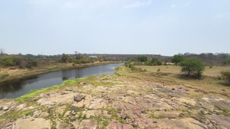 Toma-Panorámica-Del-Río-Betwa-Con-Vegetación-A-Su-Alrededor-En-Bhopal,-Madhya-Pradesh,-India.